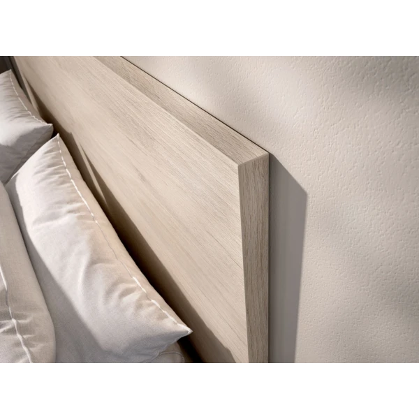 Lit avec tête de lit