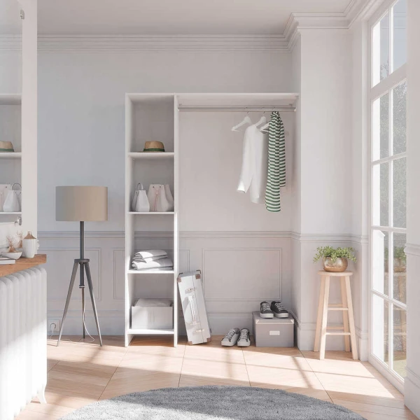 Kit d’armoire DELTA blanc dans une chambre lumineuse avec étagères, tringle et espace ordonné.