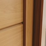 Détail de la porte coulissante de l’armoire Genius en chêne cannelle, finition élégante