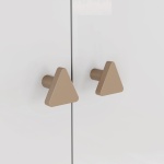 Armoire enfant Gamil Vicawu avec poignées triangulaires élégantes au style minimaliste